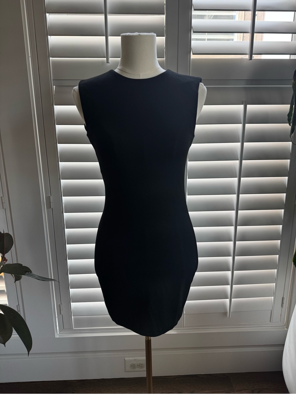 Helsa Black Sleeveless Mini Sheath Dress